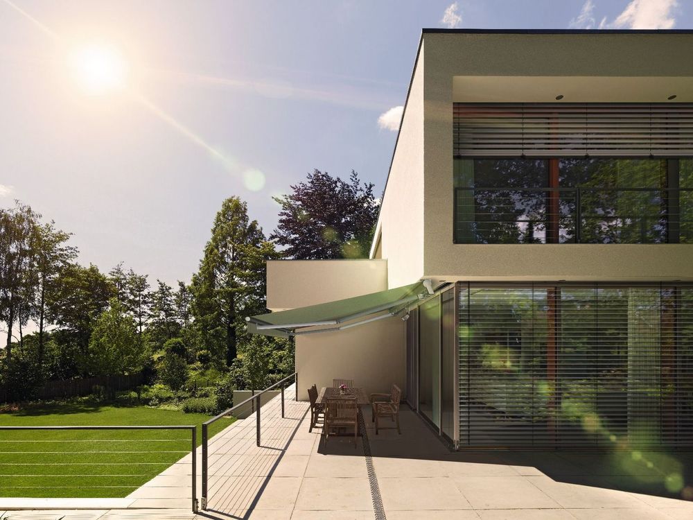 Gelenkarmmarkise an einem Wohnhaus