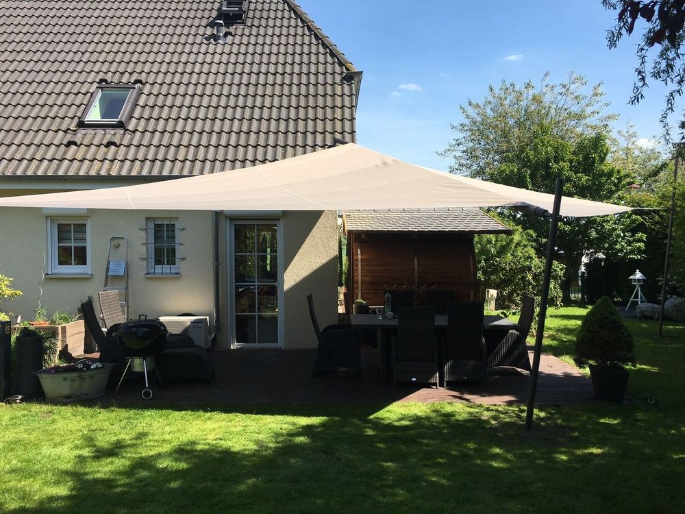 Elektrisches Sonnensegel über einer Terrasse