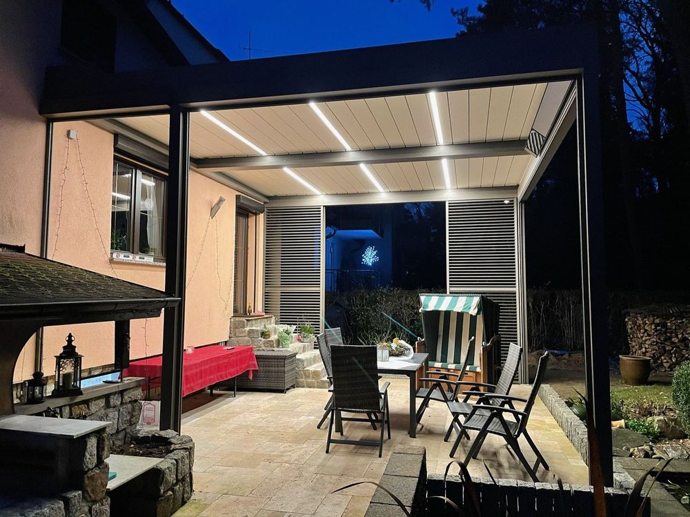 Beleuchtete Terrassenüberdachung am Abend