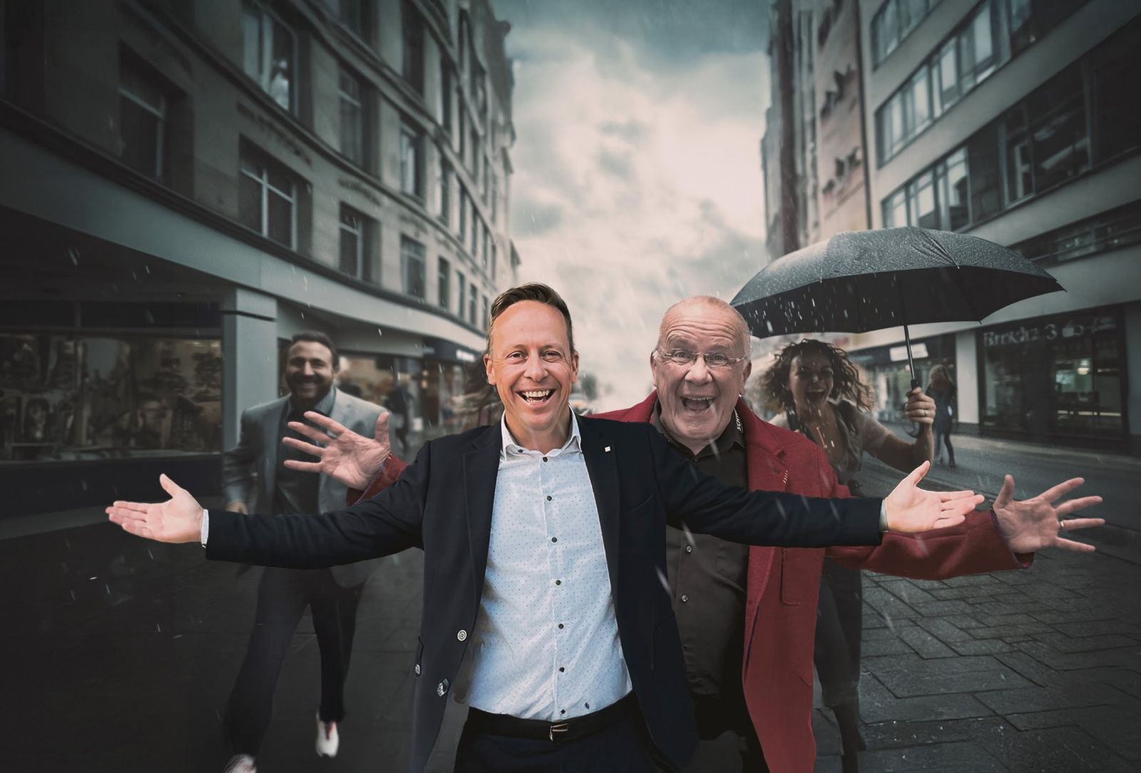 Matthias Steinke und Thomas Diehr stehen mit offenen Armen im Regen